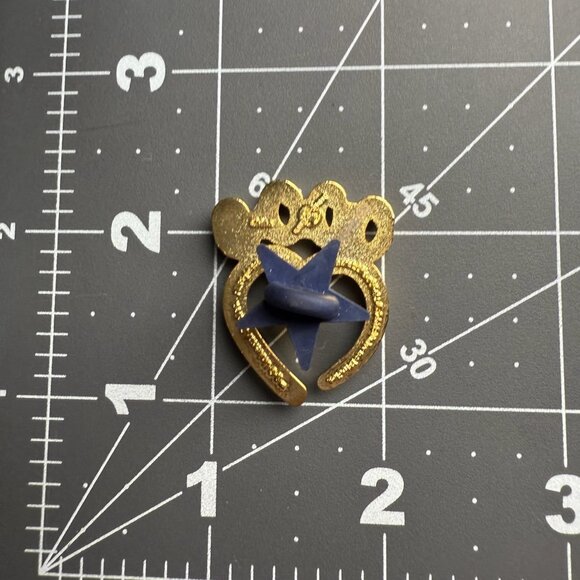 Universal Studios The Secret Life Of Pets 2018 Metal Heart Paw Enamel Pin Badge - Picture 6 of 6